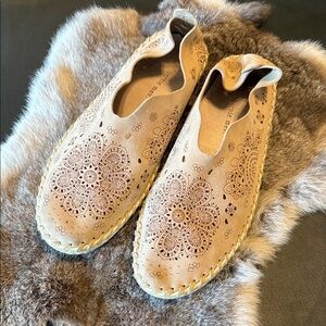 BERNIE MEV. Tan Suede Cutout Slip-on Moccasin Shoes Size 39 TW09 M2